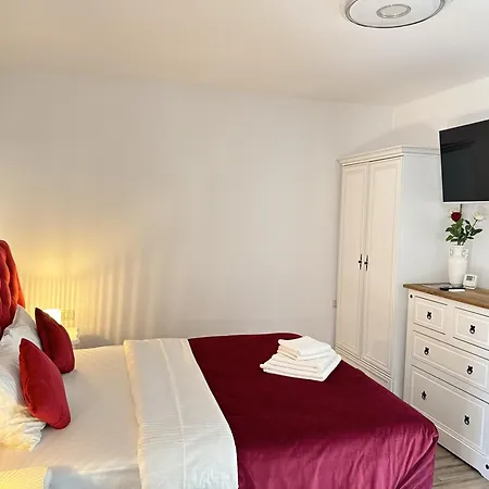 Nearby Romantic Retreat R Guest house *