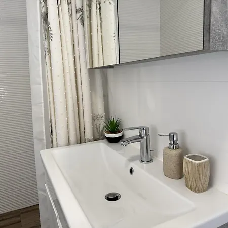 Nearby Romantic Retreat R בית הארחה 3*